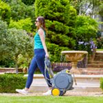 UNE DAME,  MARCHE DANS LE JARDIN AVEC L